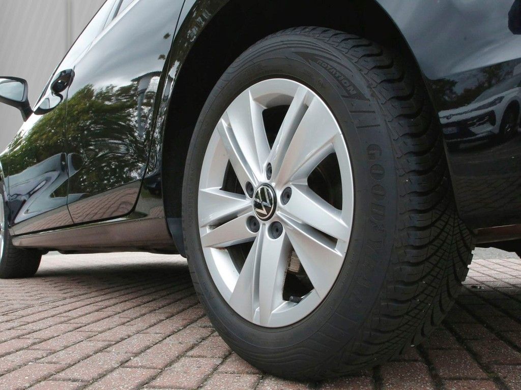 Volkswagen Golf 2023 г. Чёрный, пробег 46880 км