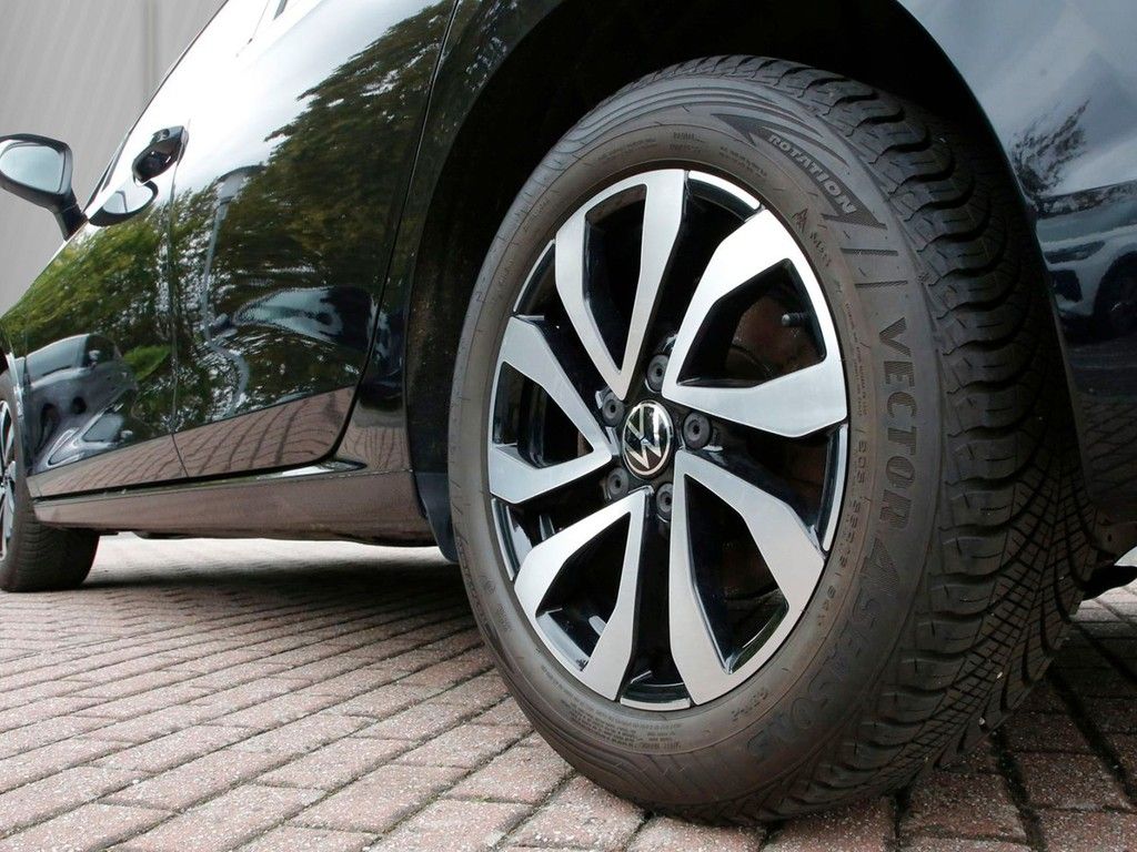 Volkswagen Golf 2023 г. Чёрный, пробег 52310 км