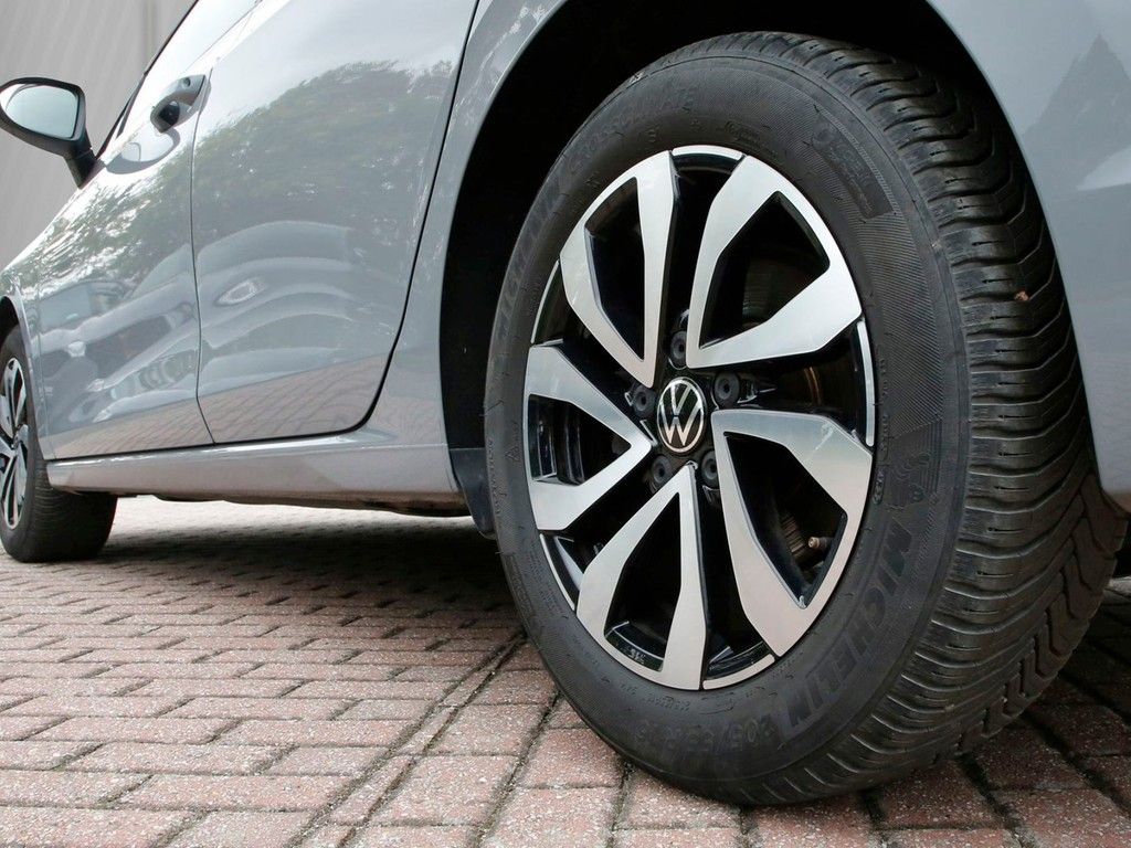 Volkswagen Golf 2023 г. Серый, пробег 32160 км