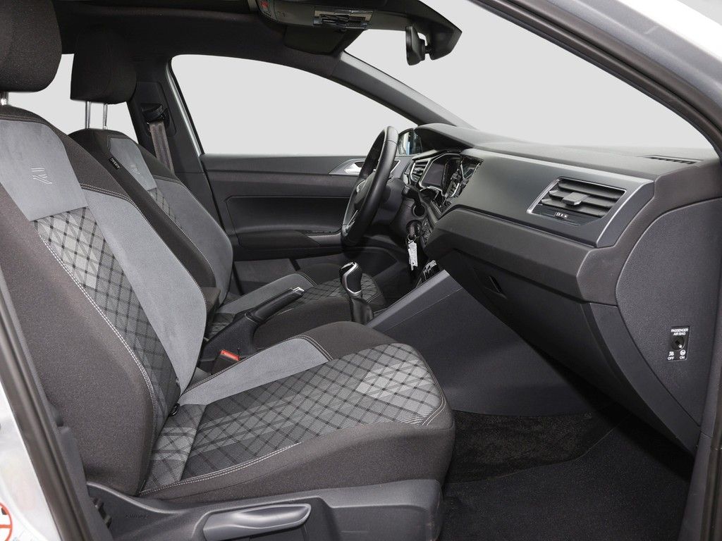 Volkswagen Polo 2023 г. Серебристый, пробег 18280 км