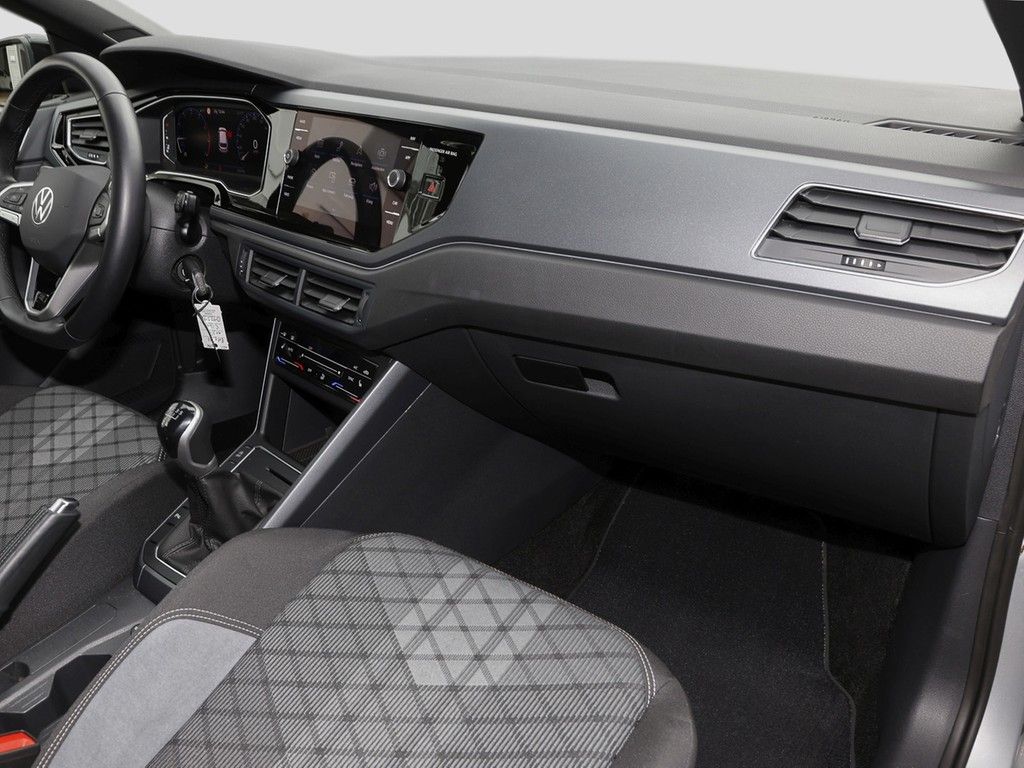 Volkswagen Polo 2023 г. Серебристый, пробег 18280 км