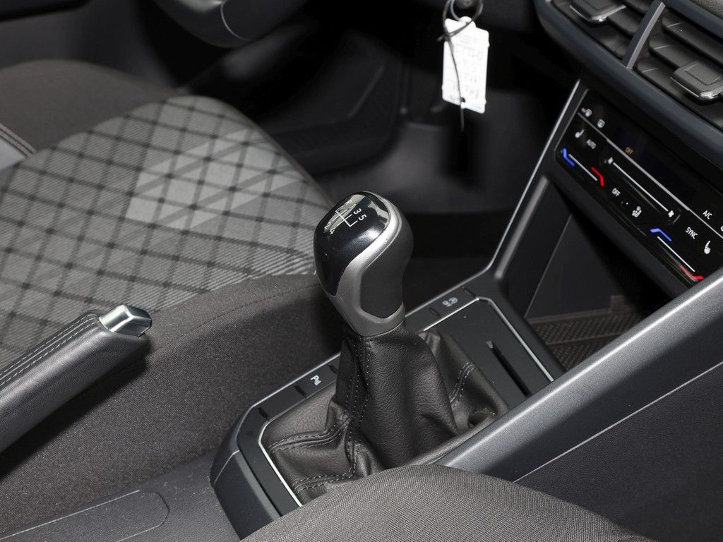 Volkswagen Polo 2023 г. Серебристый, пробег 18280 км