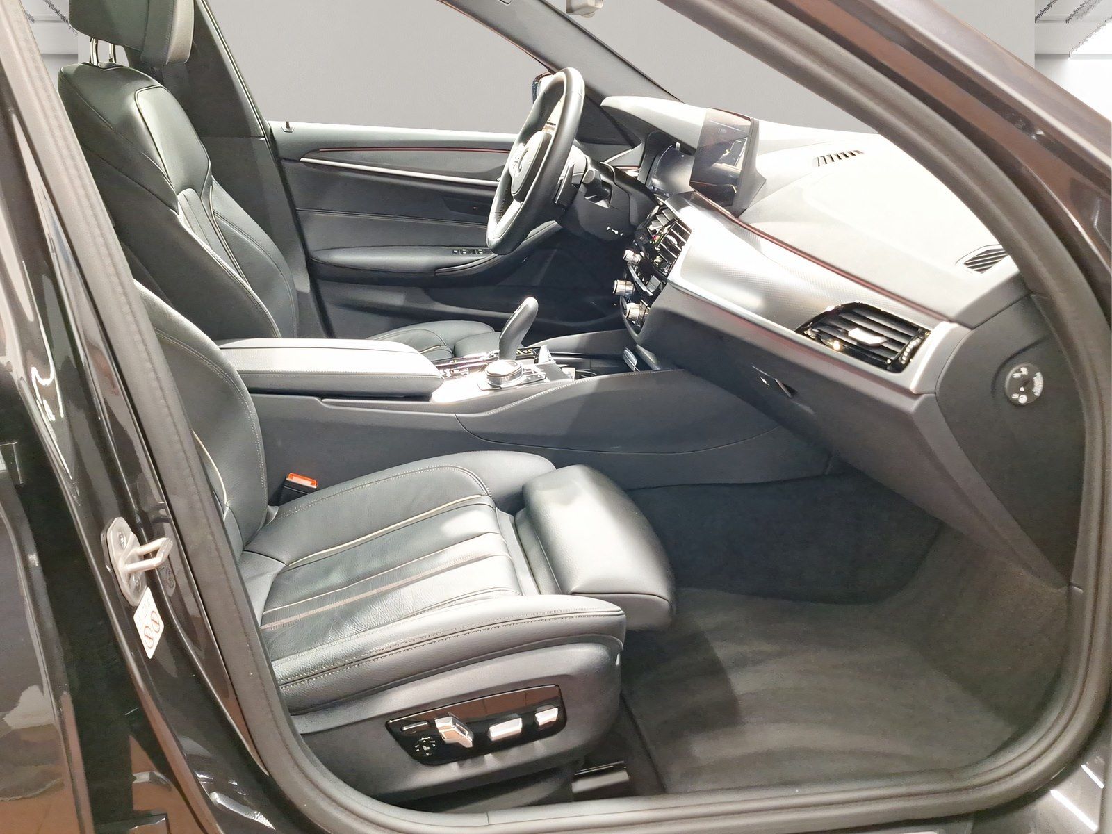 BMW 530 2023 г. Серый, пробег 51869 км