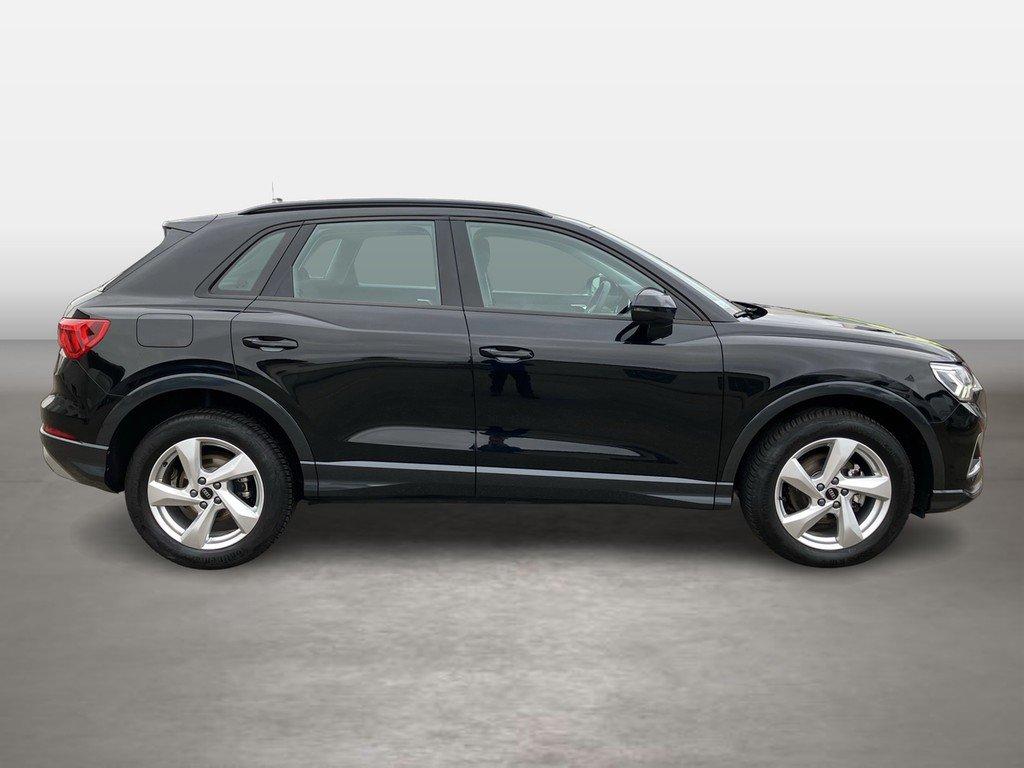 Audi Q3 2024 г. Чёрный, пробег 46300 км