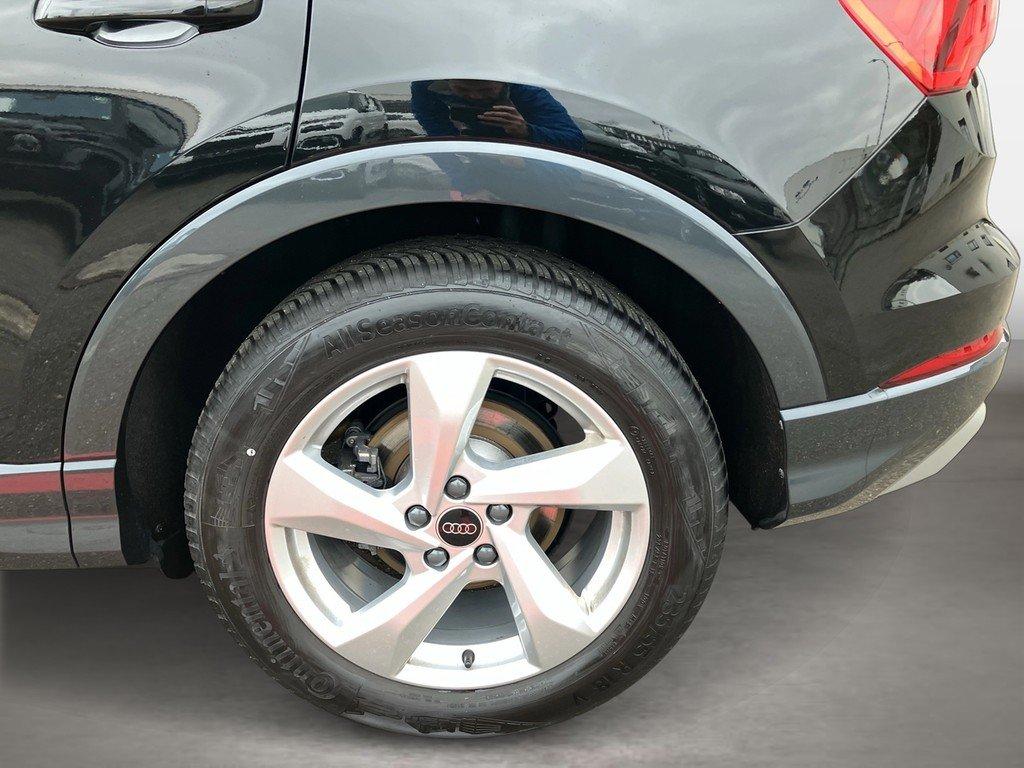Audi Q3 2024 г. Чёрный, пробег 46300 км