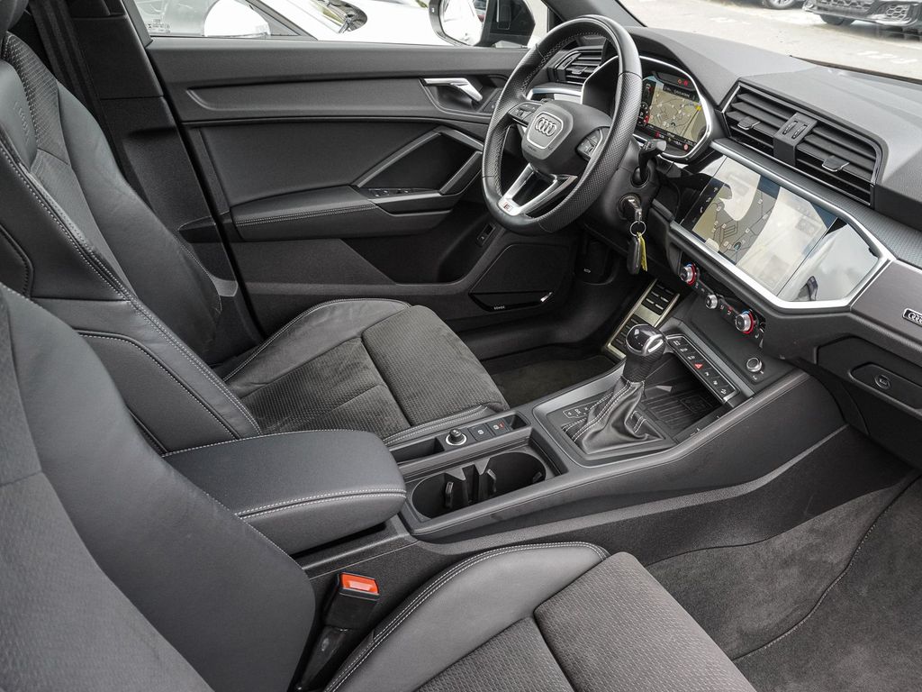Audi Q3 2023 г. Чёрный, пробег 40785 км