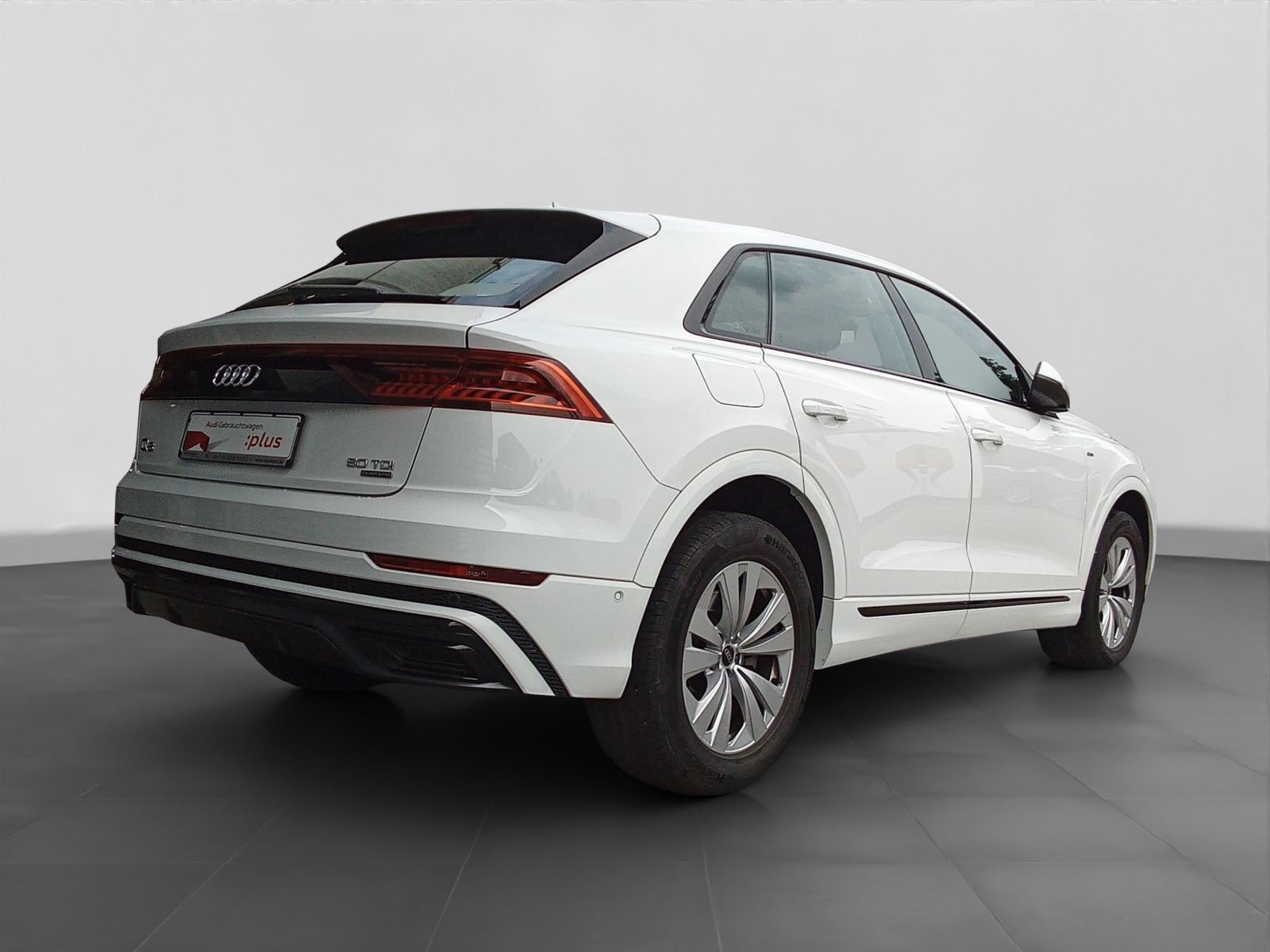 Audi Q8 2023 г. Белый, пробег 45601 км