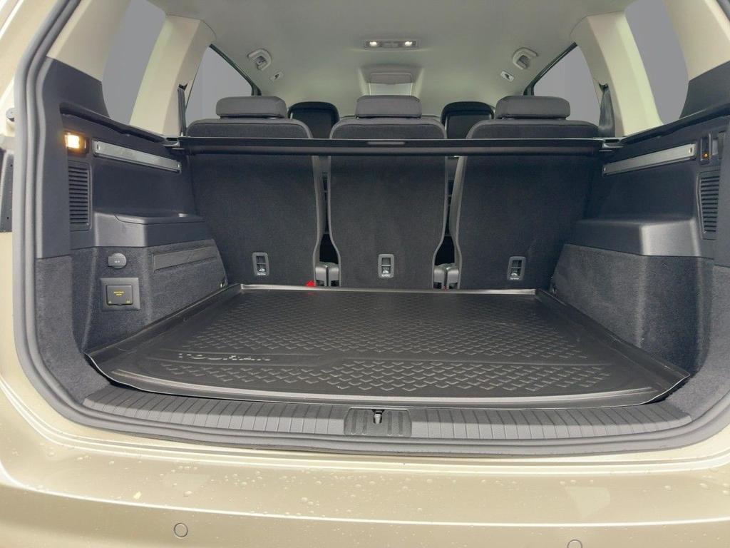 Volkswagen Touran 2024 г. Серебристый, пробег 33440 км