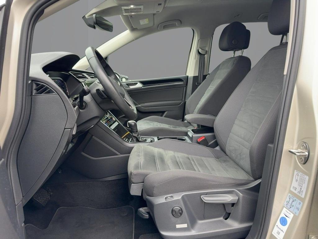 Volkswagen Touran 2024 г. Серебристый, пробег 33440 км