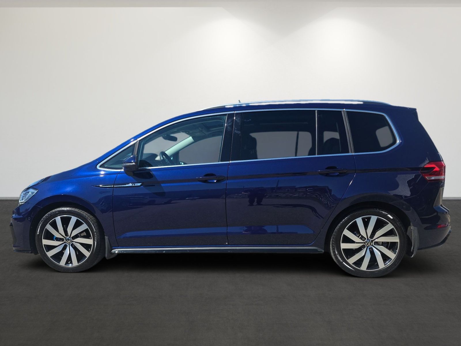 Volkswagen Touran 2022 г. Синий, пробег 18515 км
