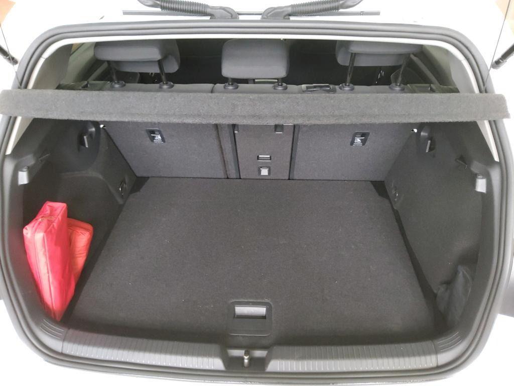 Volkswagen Golf 2023 г. Белый, пробег 39613 км