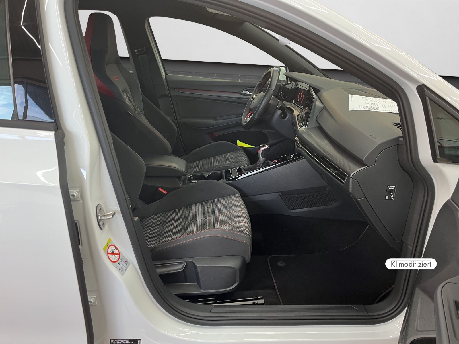 Volkswagen Golf 2023 г. Белый, пробег 26840 км