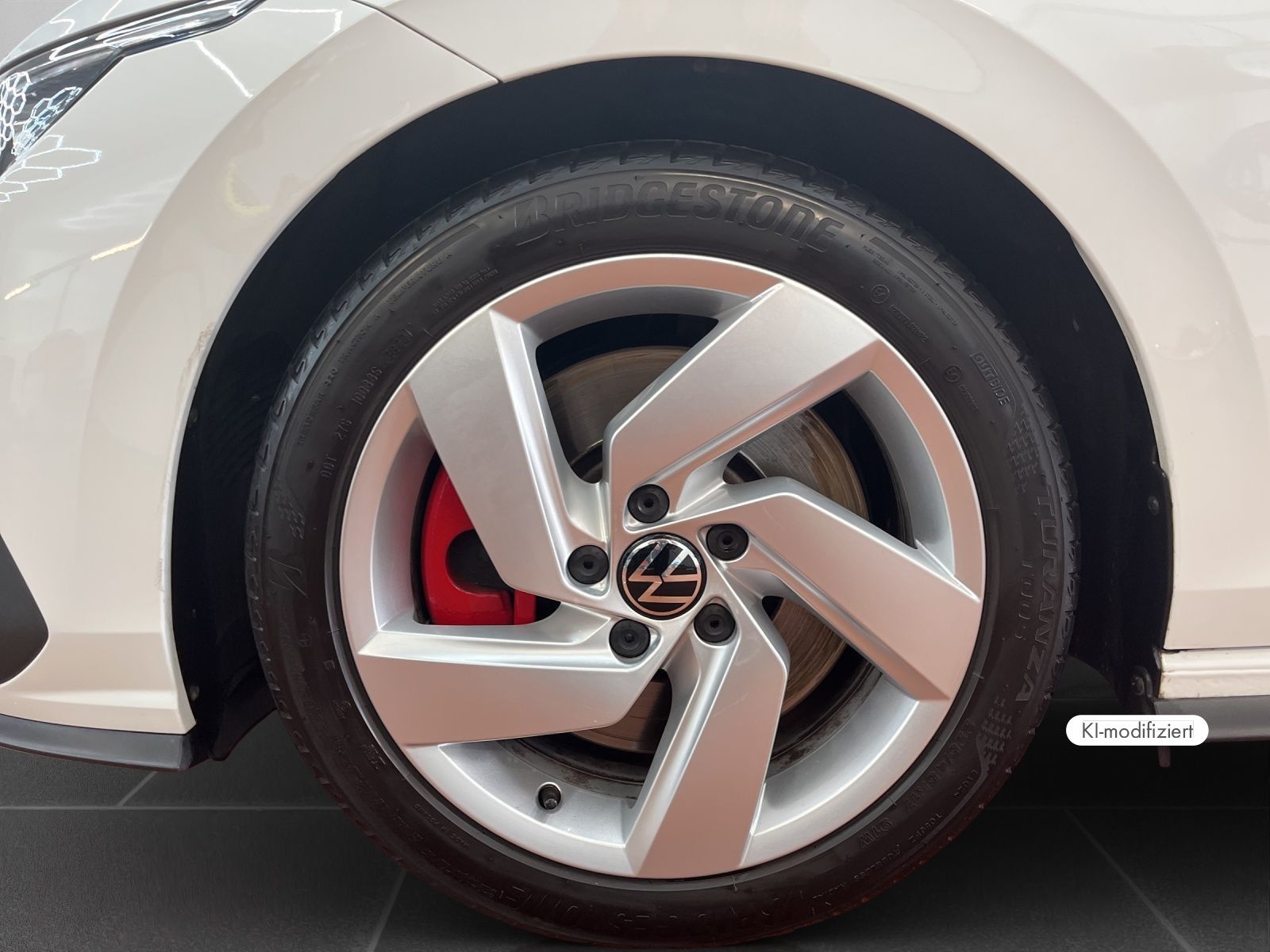 Volkswagen Golf 2023 г. Белый, пробег 26840 км