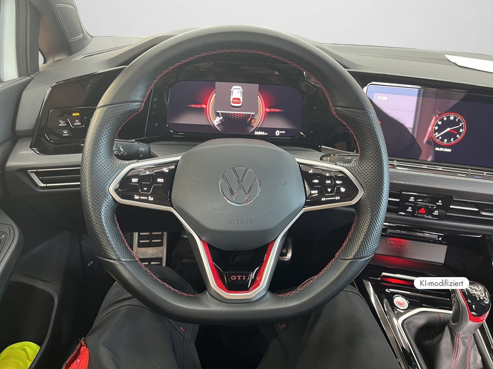 Volkswagen Golf 2023 г. Белый, пробег 26840 км