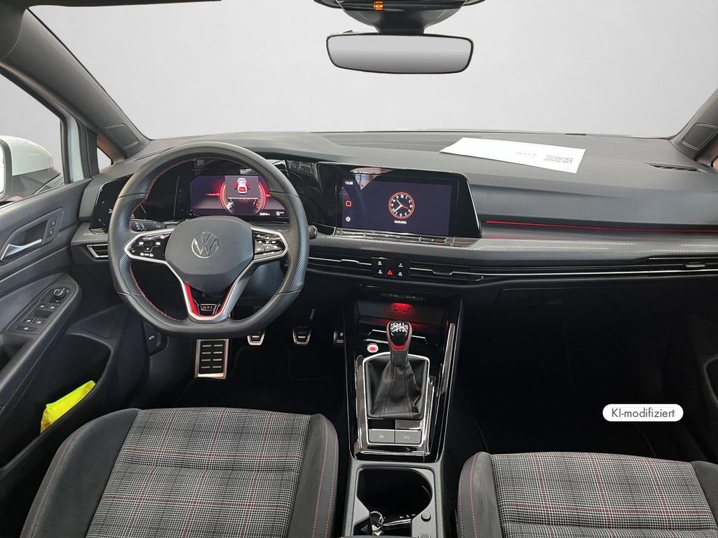 Volkswagen Golf 2023 г. Белый, пробег 26840 км