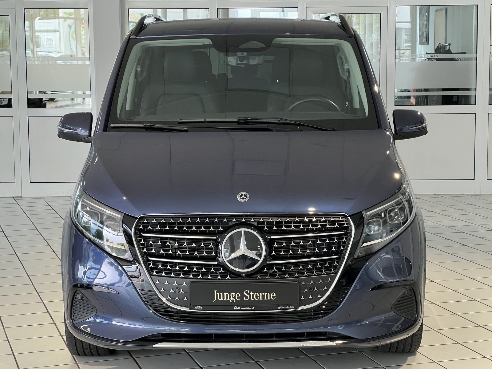 Mercedes-Benz V 300 2025 г. Синий, пробег 18977 км