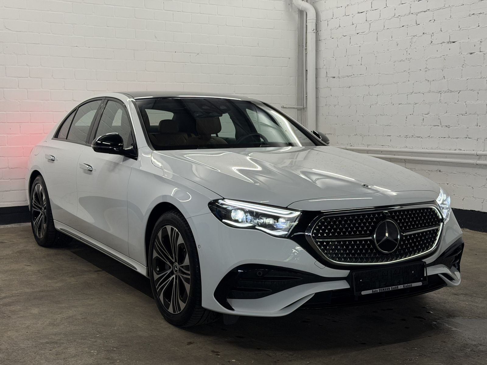 Mercedes-Benz E 450 2024 г. Белый, пробег 4000 км