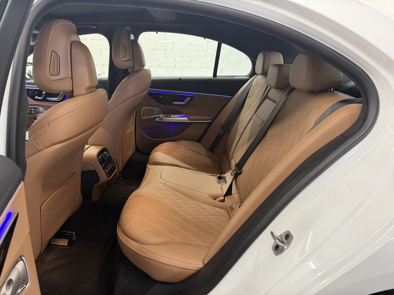 Mercedes-Benz E 450 2024 г. Белый, пробег 4000 км
