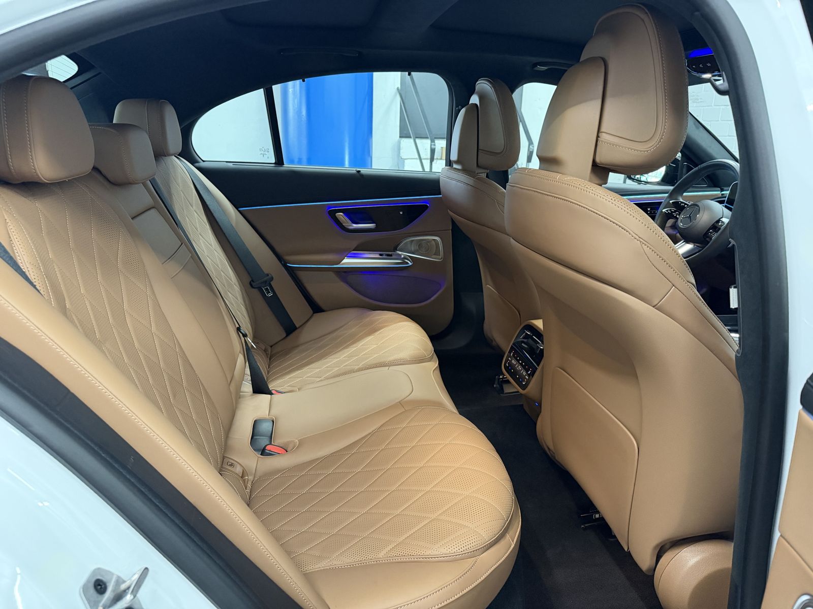 Mercedes-Benz E 450 2024 г. Белый, пробег 4000 км
