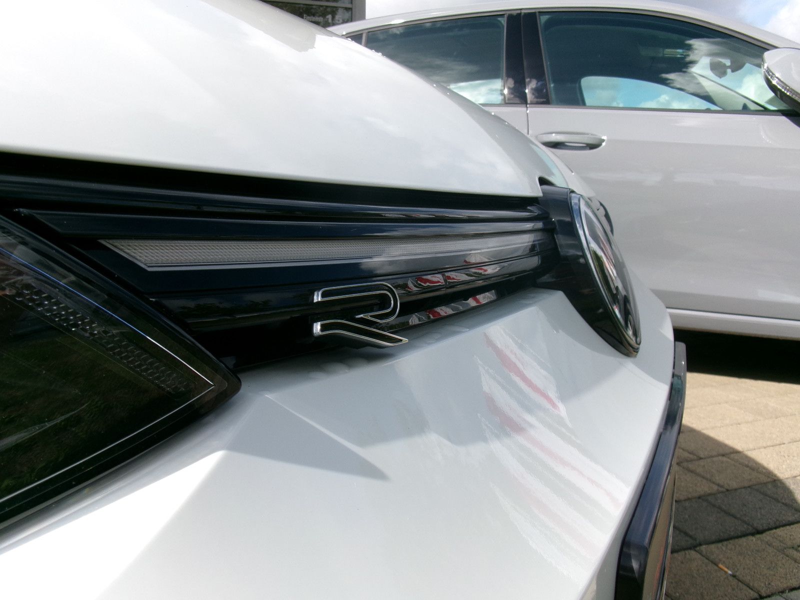 Volkswagen Golf 2024 г. Белый, пробег 24300 км
