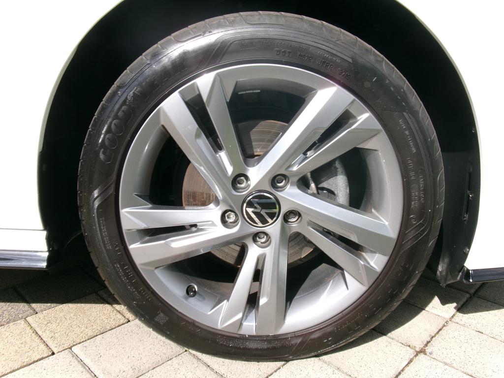 Volkswagen Golf 2024 г. Белый, пробег 24300 км