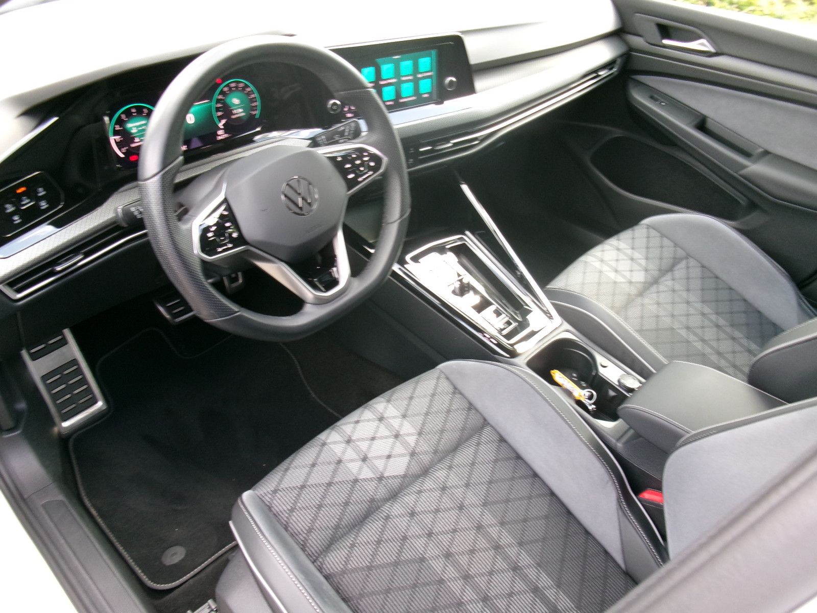 Volkswagen Golf 2024 г. Белый, пробег 24300 км