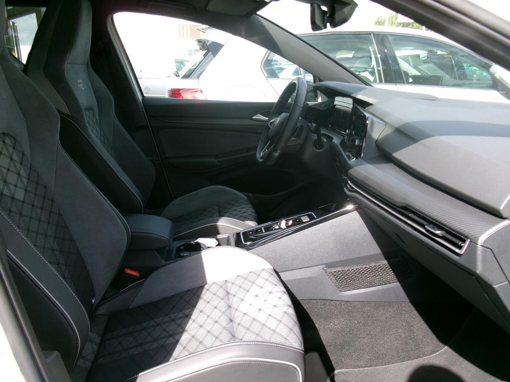 Volkswagen Golf 2024 г. Белый, пробег 24300 км