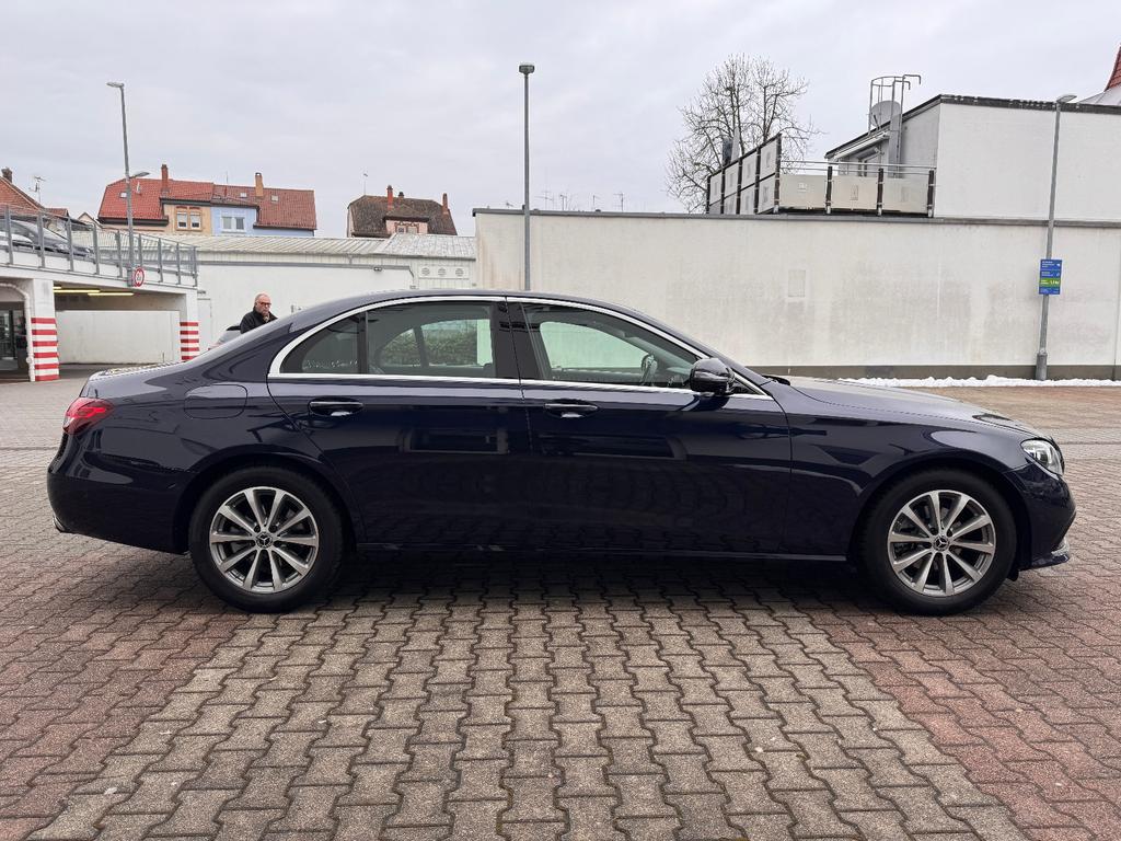 Mercedes-Benz E 220 2021 г. Синий, пробег 60000 км