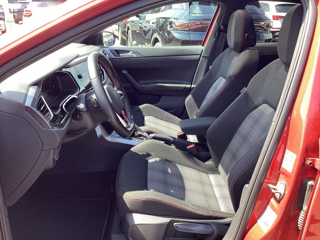 Volkswagen Polo 2023 г. Красный, пробег 50350 км