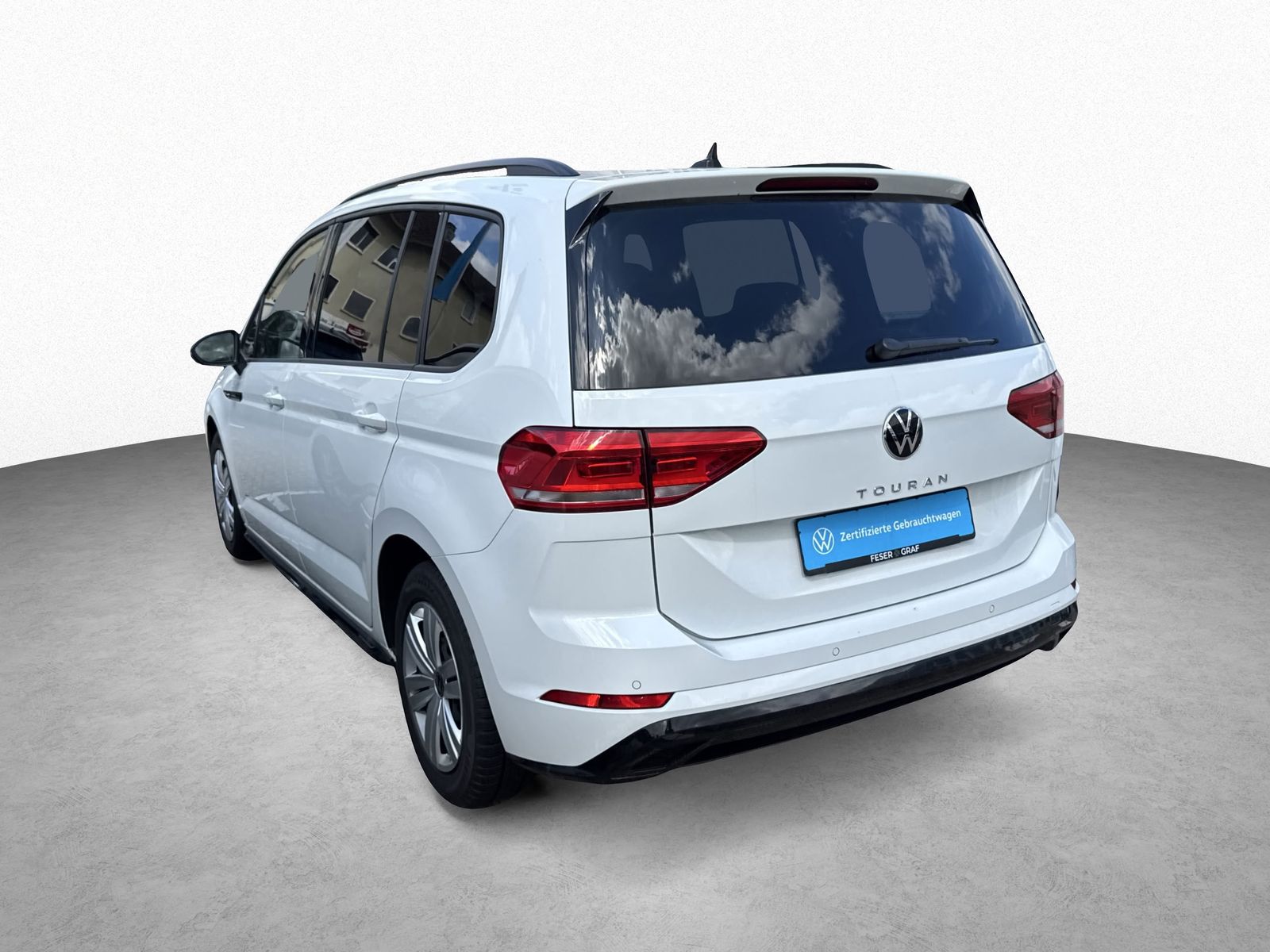 Volkswagen Touran 2024 г. Белый, пробег 30500 км