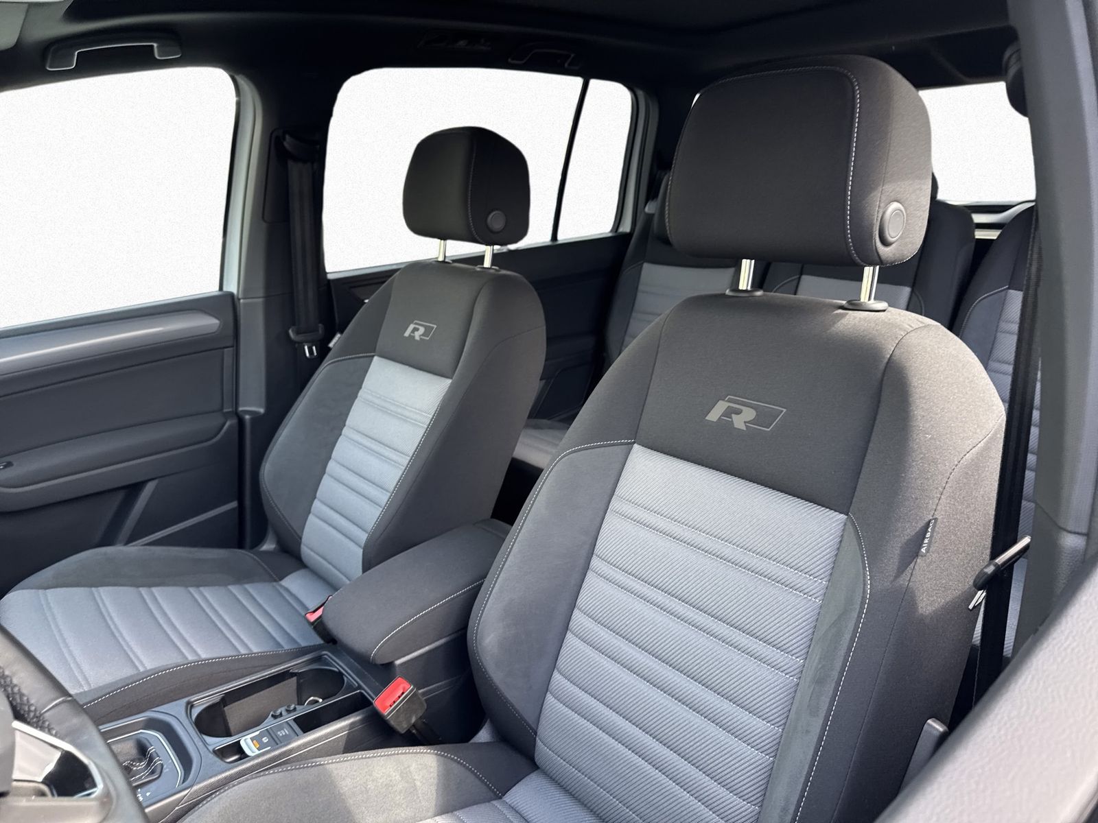 Volkswagen Touran 2024 г. Белый, пробег 30500 км
