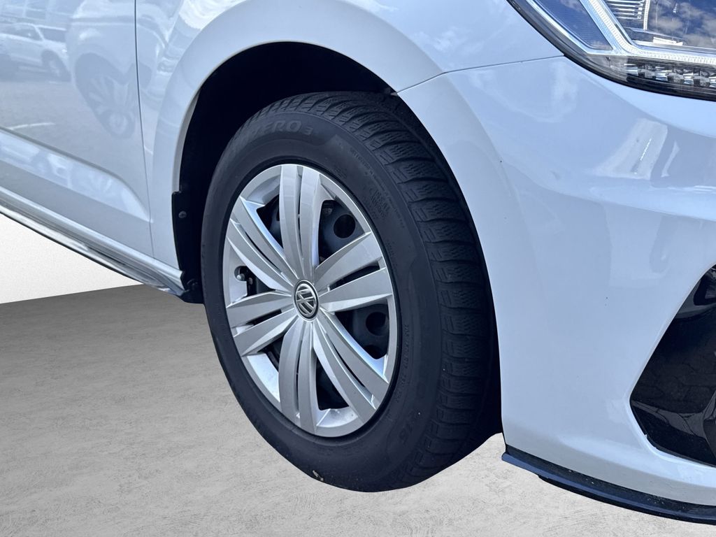 Volkswagen Touran 2024 г. Белый, пробег 30500 км