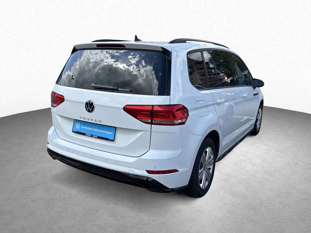 Volkswagen Touran 2024 г. Белый, пробег 30500 км