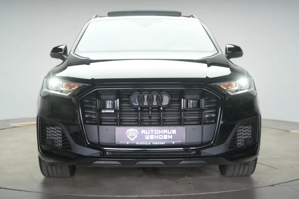 Audi Q7 2023 г. Чёрный, пробег 52000 км