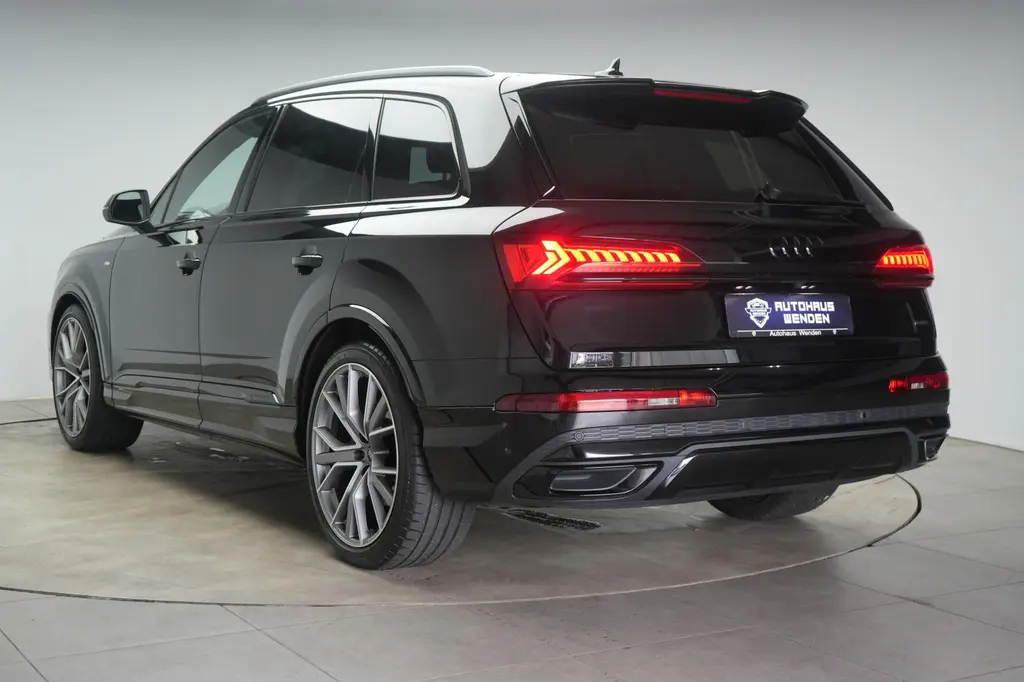 Audi Q7 2023 г. Чёрный, пробег 52000 км