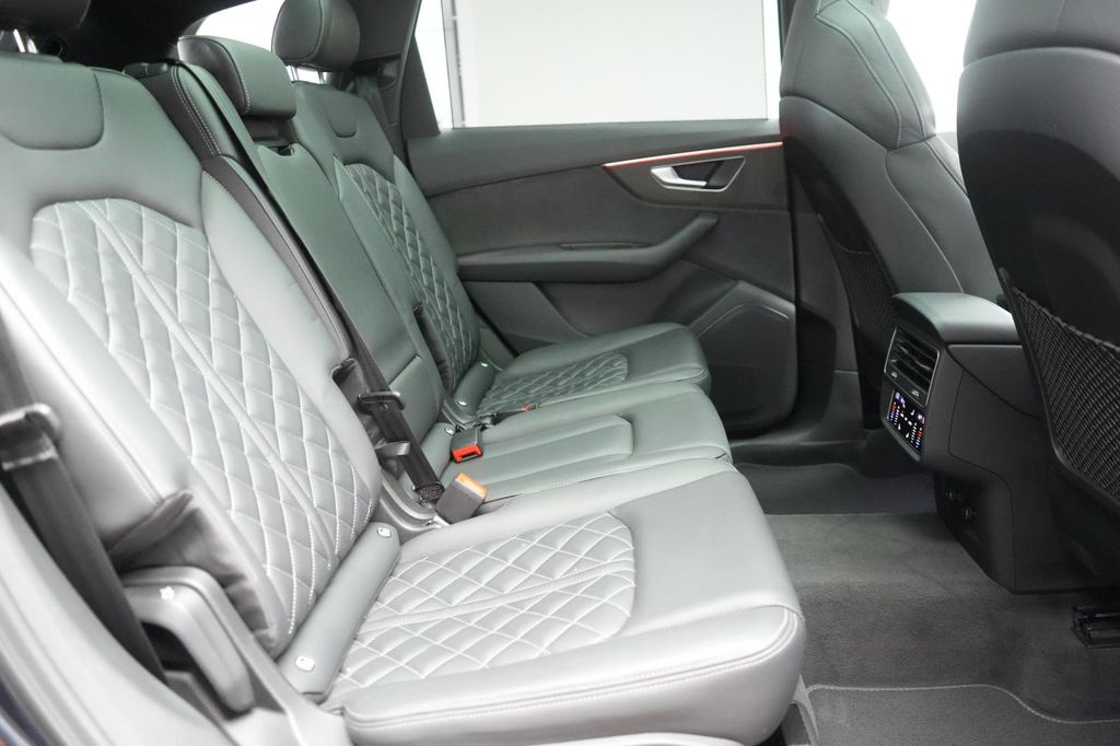 Audi Q7 2023 г. Чёрный, пробег 52000 км