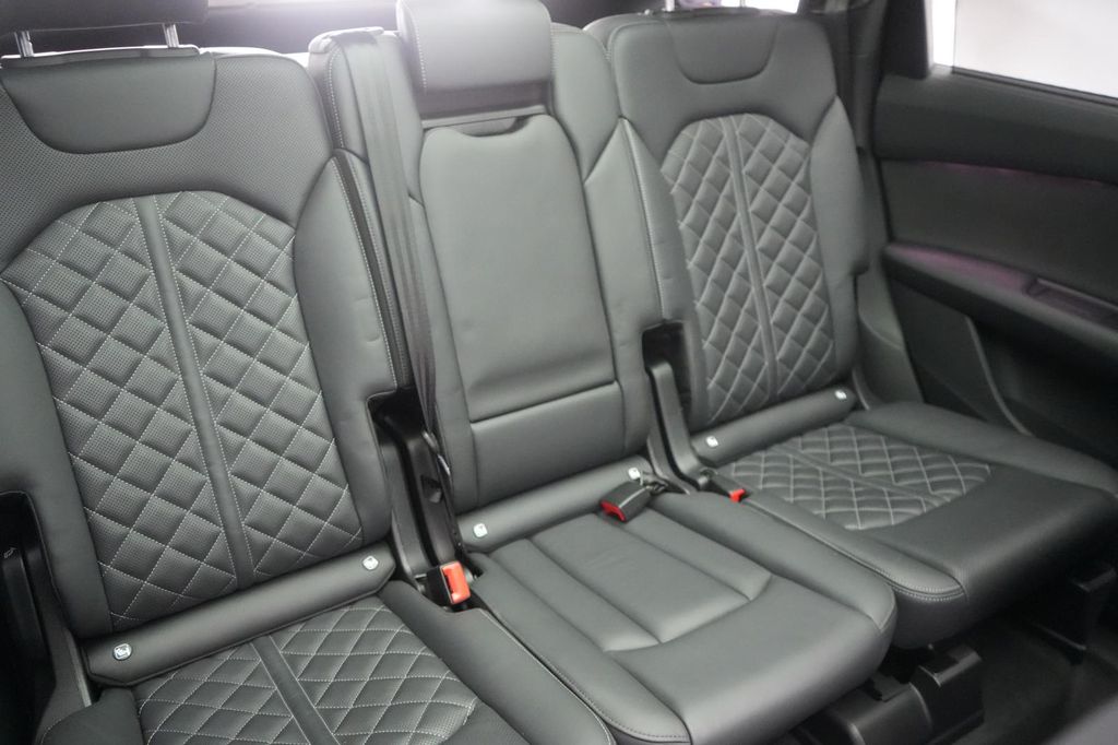 Audi Q7 2023 г. Чёрный, пробег 52000 км