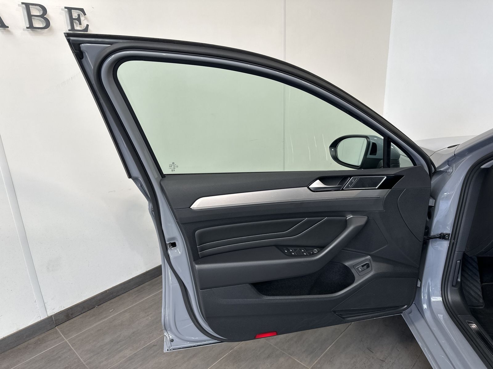 Volkswagen PASSAT VARIANT 2023 г. Серый, пробег 42750 км
