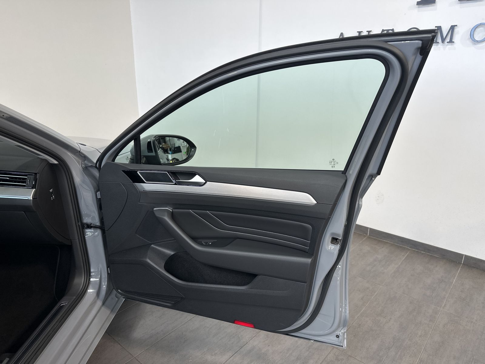 Volkswagen PASSAT VARIANT 2023 г. Серый, пробег 42750 км