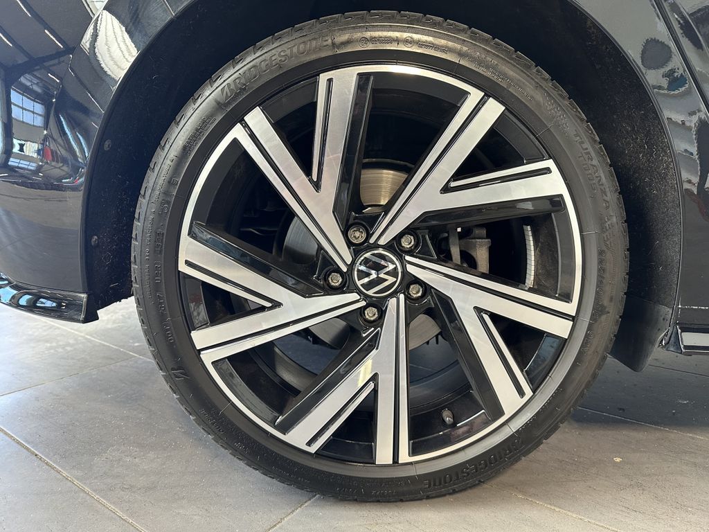 Volkswagen Golf 2023 г. Чёрный, пробег 27450 км