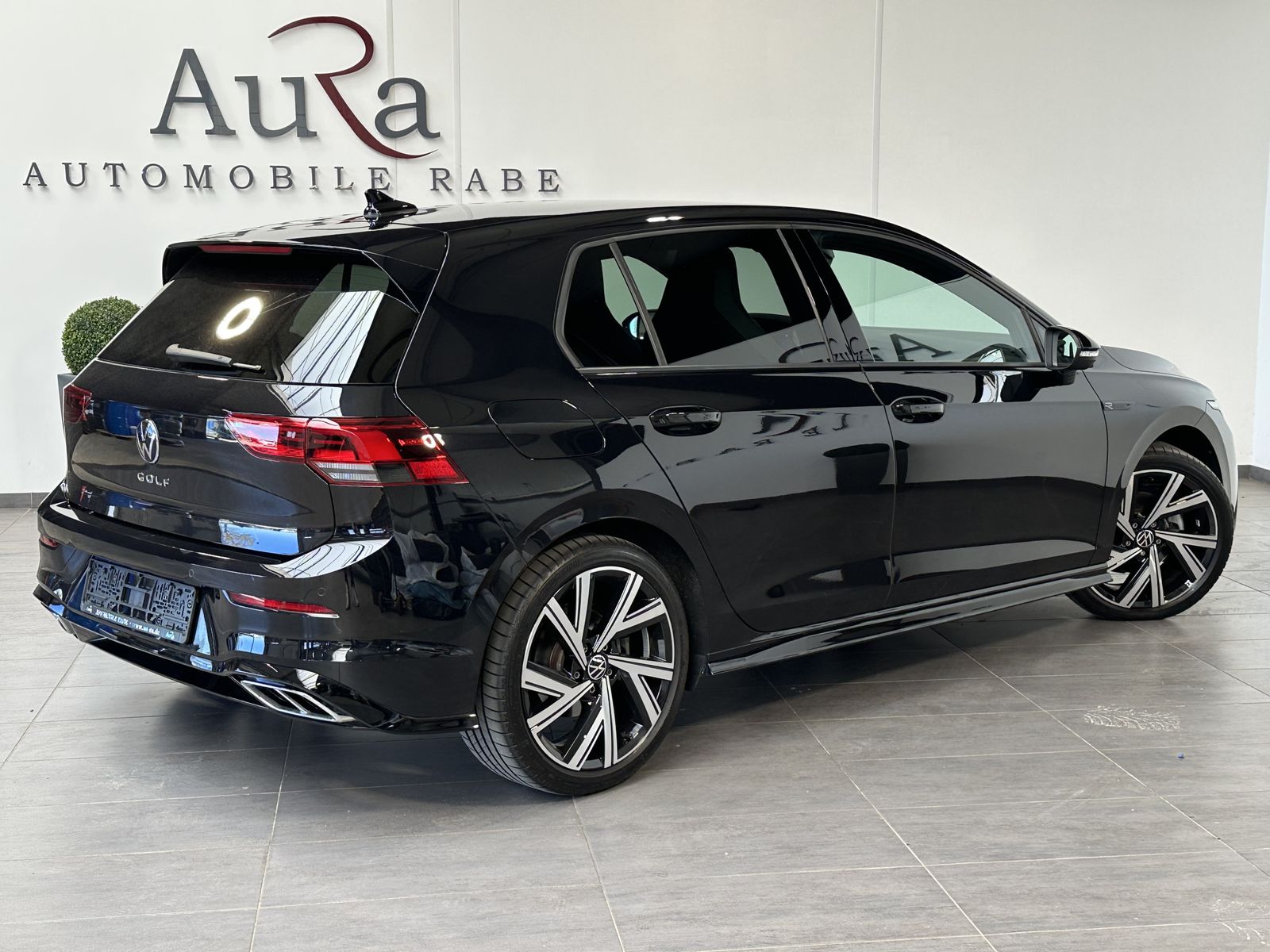 Volkswagen Golf 2023 г. Чёрный, пробег 27450 км
