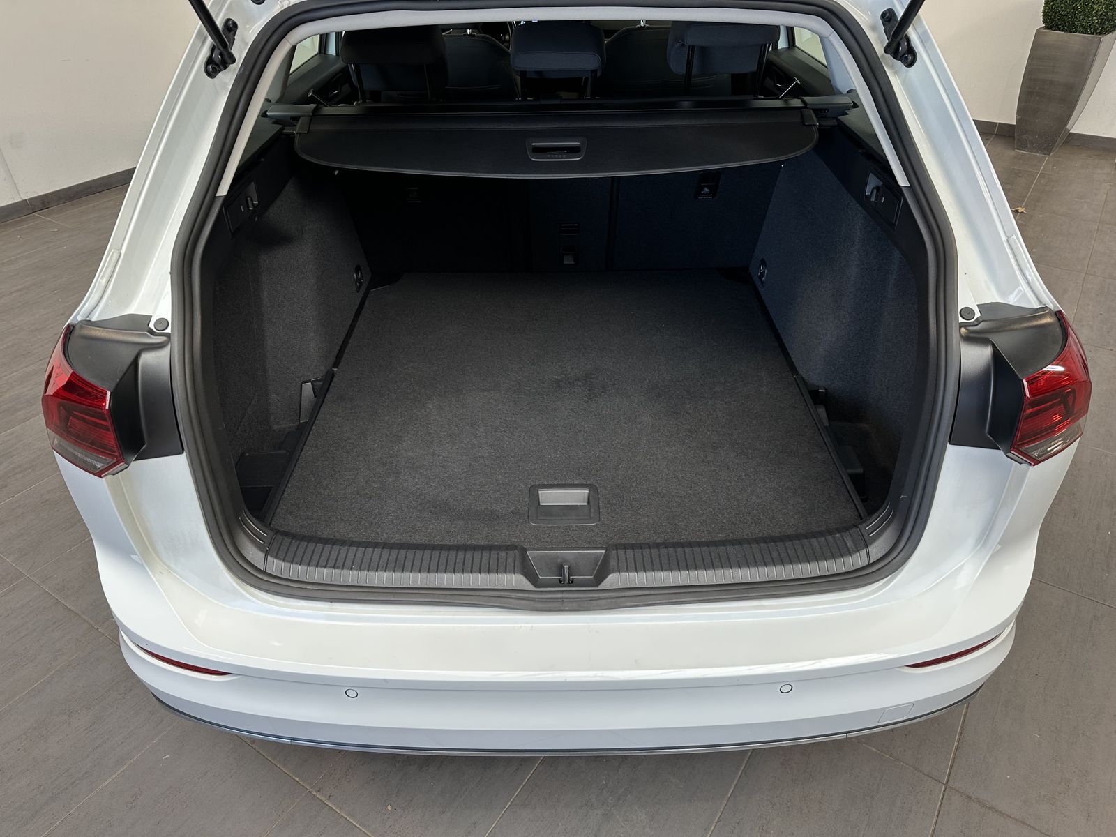 Volkswagen Golf 2023 г. Белый, пробег 46750 км