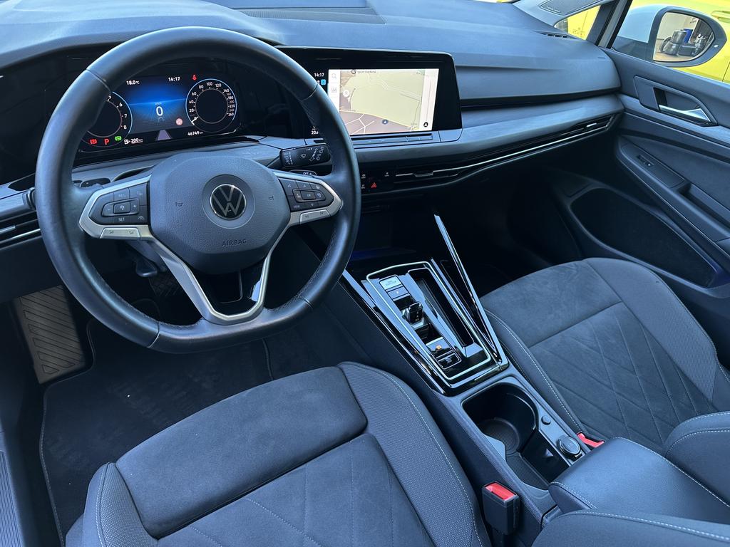 Volkswagen Golf 2023 г. Белый, пробег 46750 км