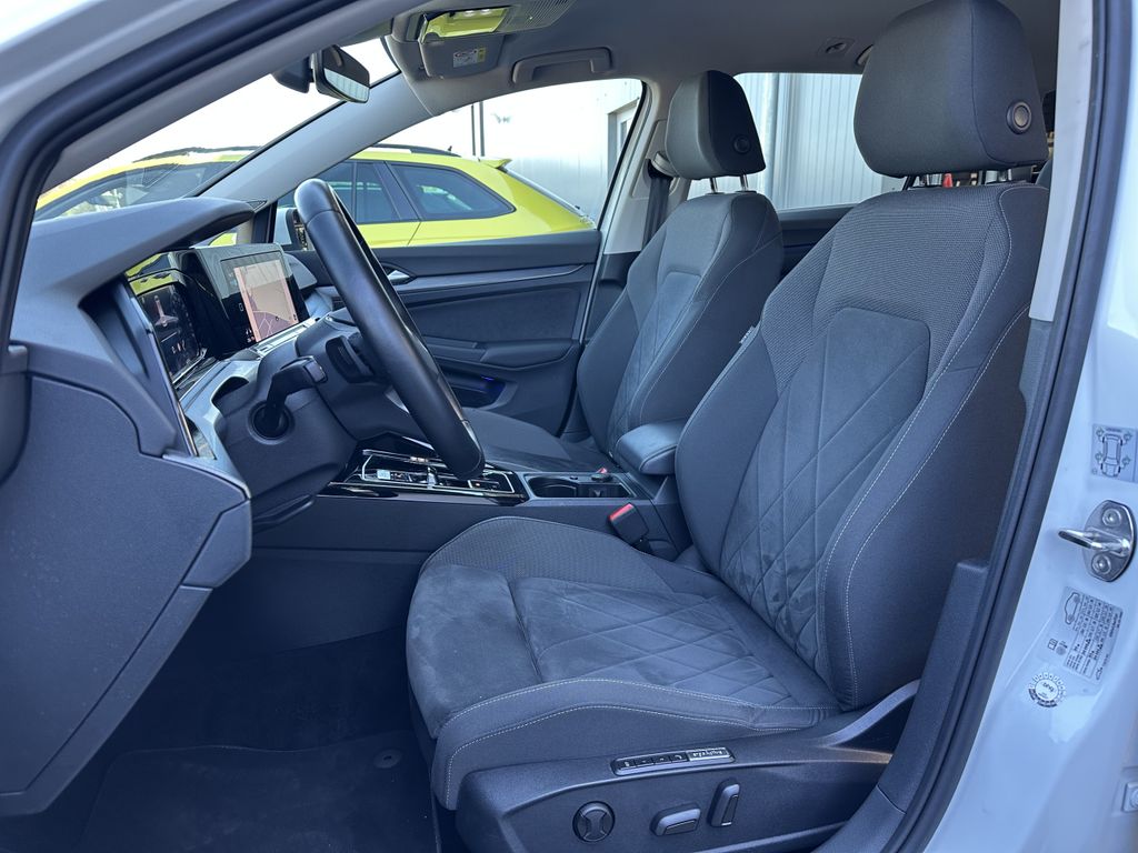 Volkswagen Golf 2023 г. Белый, пробег 46750 км
