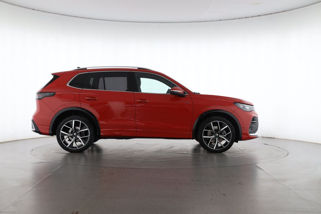 Volkswagen Tiguan 2025 г. Красный, пробег 11626 км