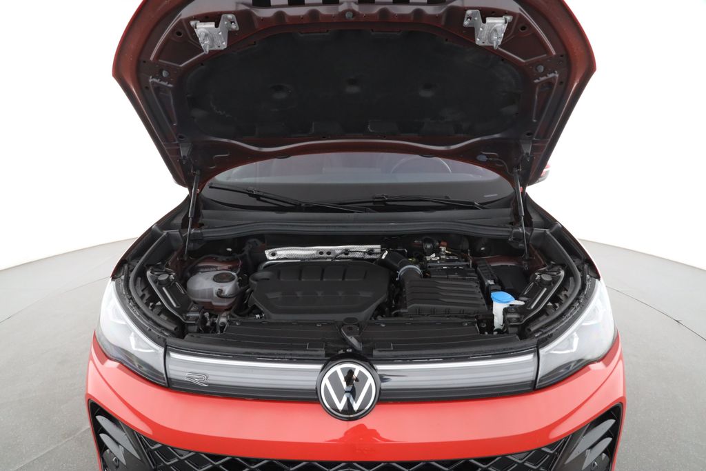 Volkswagen Tiguan 2025 г. Красный, пробег 11626 км