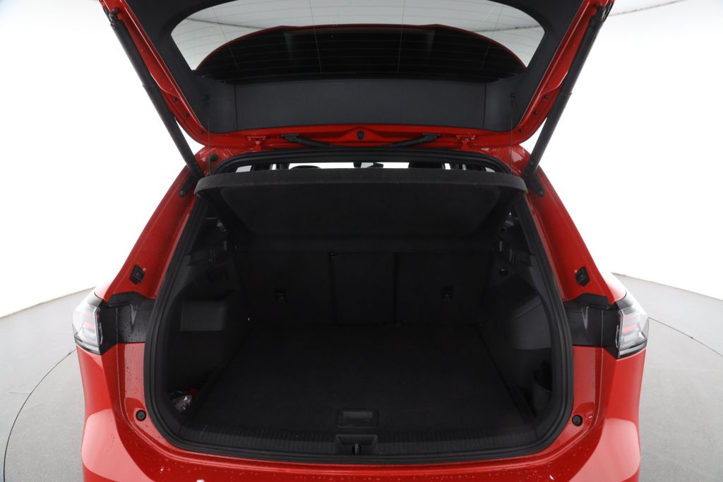 Volkswagen Tiguan 2025 г. Красный, пробег 11626 км