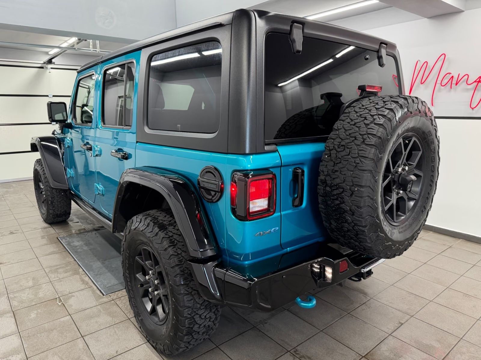 Jeep Wrangler 2024 г. Синий, пробег 21722 км