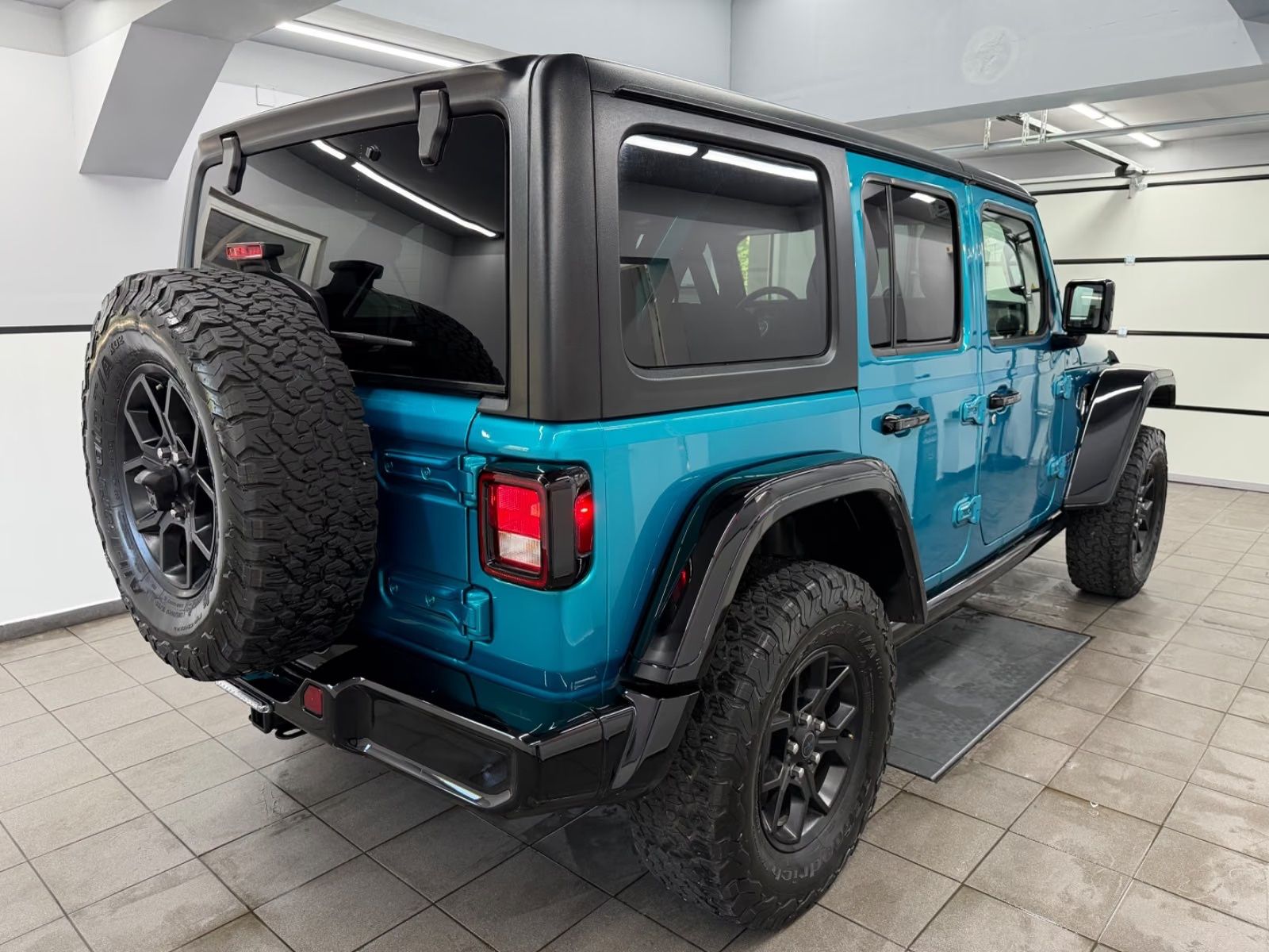 Jeep Wrangler 2024 г. Синий, пробег 21722 км