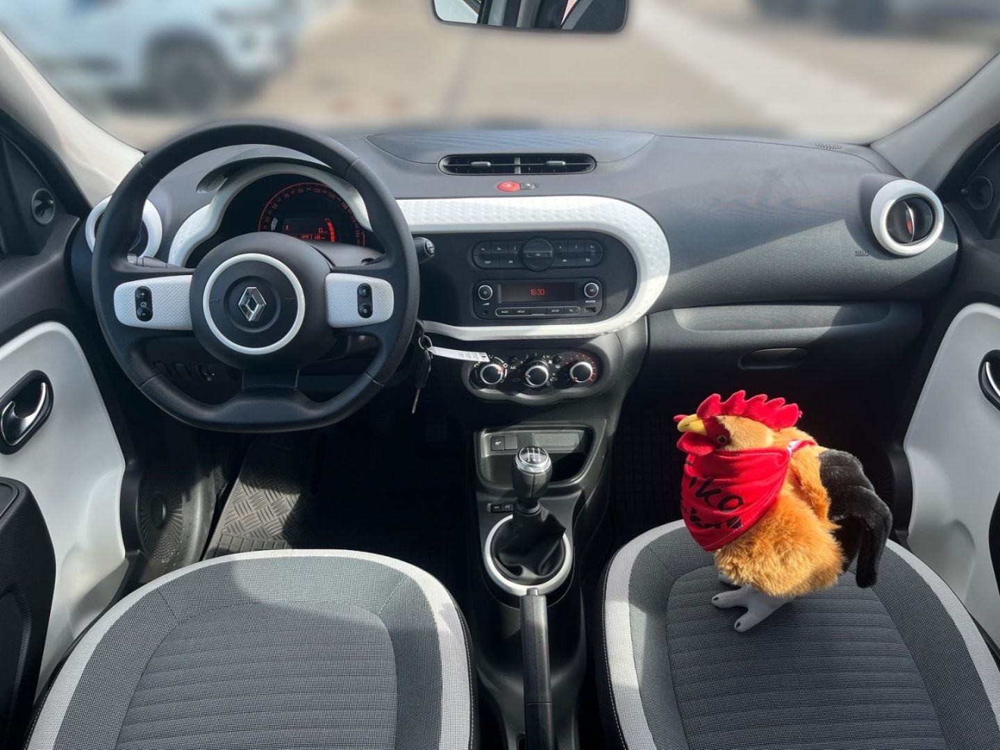 Renault Twingo 2021 г. Белый, пробег 39717 км
